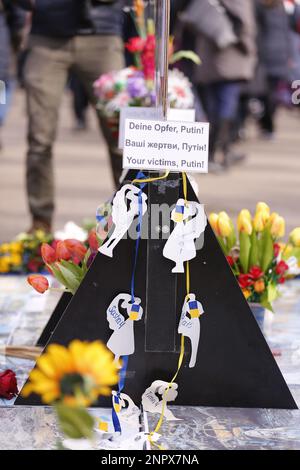 Berlin, Berlin-Mitte, Allemagne. 26th févr. 2023. Une initiative privée a organisé une vigile devant l'ambassade de Russie à Berlin depuis le début de la guerre d'Ukraine. (Credit image: © Simone Kuhlmey/Pacific Press via ZUMA Press Wire) USAGE ÉDITORIAL SEULEMENT! Non destiné À un usage commercial ! Banque D'Images