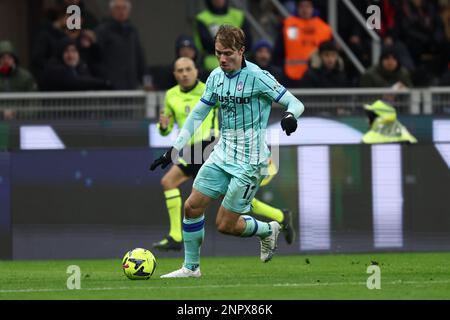 Milan, Italie. 26th févr. 2023. Rasmus Hojlund d'Atalanta BC contrôle le ballon pendant la série Un match entre AC Milan et Atalanta BC au Stadio Giuseppe Meazza sur 26 février 2023 à Milan, Italie . Credit: Marco Canoniero / Alamy Live News Banque D'Images