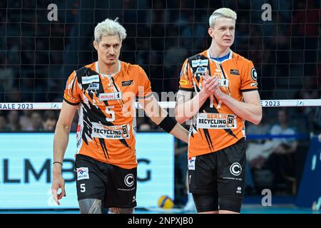 Mannheim, Allemagne. 26th févr. 2023. Mannheim, Allemagne, 26 février 2023 : Néhémie Mote (5 Berlin) et Marek Sotola (17 Berlin) lors du match final de DVV-Pokal 2022/2023 de mens entre les powervolley Dueren et BERLIN, QUI RECYCLENT les volées de RECYCLAGE de la SAP Arena à Mannheim, en Allemagne. (Norina Toenges/SPP) crédit: SPP Sport Press photo. /Alamy Live News Banque D'Images