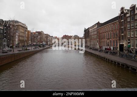 Le canal Rokin d'Amsterdam, en direction du centre-ville. Prise de Doelensluis (pont 220), pays-Bas Banque D'Images