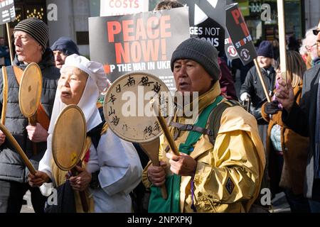 Londres, Royaume-Uni. 25th févr. 2023. Un groupe de manifestants religieux se joint à la marche de la manifestation. Après le premier anniversaire de la guerre Russie-Ukraine, des groupes de protestation se sont rassemblés dans le centre de Londres et ont défilé sur Trafalgar Square, appelant à la paix en Ukraine et en Iran. Crédit : SOPA Images Limited/Alamy Live News Banque D'Images