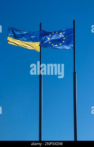 Drapeau de l'ukraine et de l'Union européenne candidature de l'ukraine à l'Union européenne la Commission européenne a soutenu l'octroi à l'Ukraine du statut de candidat de l'UE. Banque D'Images