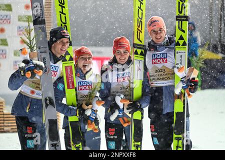 Planica, Slovénie. 26th févr. 2023. Les membres de l'équipe allemande célèbrent leur victoire lors du concours de l'équipe mixte de saut à ski HS102 aux championnats du monde nordique à Planica. Crédit : SOPA Images Limited/Alamy Live News Banque D'Images