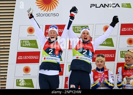 Deuxième place Anne Kjersti Kalvaa et Tiril Udnes Weng de Norvège fêtent après la course féminine de Sprint Free Team aux championnats du monde nordique de Planica 2023. Banque D'Images