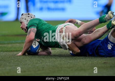 Mack Hansen d'Irlande, défié par Ange Capuozzo d'Italie, a fait un essai lors du match de rugby des six Nations entre l'Italie et l'Irlande au Stadio OLIM Banque D'Images