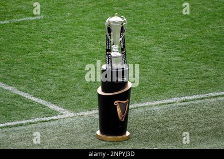 Le trophée Guinness six nations est vu avant le match de rugby entre l'Italie et l'Irlande au Stadio Olimpico à Rome sur 25 février 2023. Photo Andre Banque D'Images