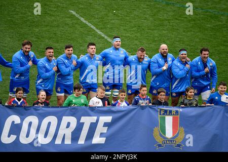 Des joueurs italiens chantent l'hymne lors du match de rugby des six Nations entre l'Italie et l'Irlande au Stadio Olimpico à Rome sur 25 février 2023. Photo Banque D'Images