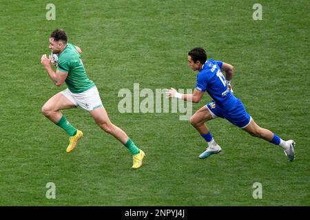 Hugo Keenan d'Irlande, chassé par Ange Capuozzo d'Italie, a fait un essai lors du match de rugby des six Nations entre l'Italie et l'Irlande à Stadi Banque D'Images