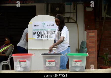 Lagos, Nigéria. 25th févr. 2023. Une femme vote lors des élections présidentielles et de l'Assemblée nationale de 2023 à Ikeja, Lagos, Nigeria, samedi, 25 février, 2023. Photo par Adekunle Ajayi crédit: Adekunle Ajayi/Alay Live News Banque D'Images