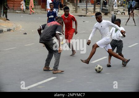 Lagos, Nigéria. 25th févr. 2023. Les jeunes garçons jouent au football sur la route lors des élections présidentielles et de l'Assemblée nationale de 2023 à Ikeja, Lagos, Nigeria, samedi, 25 février, 2023. Photo par Adekunle Ajayi crédit: Adekunle Ajayi/Alay Live News Banque D'Images