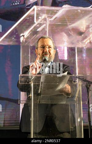 Tel Aviv, Israël. 25th févr. 2023. Ehud Barak, ancien Premier ministre d'Israël, prononce un discours lors de la manifestation contre la révision judiciaire. Plus de 150 000 000 personnes ont protesté à tel Aviv contre le gouvernement d'extrême droite de Netanyahou et contre sa réforme juridique controversée. 21 manifestants ont été arrêtés alors qu'ils bloquaient l'autoroute Ayalon. Crédit : SOPA Images Limited/Alamy Live News Banque D'Images