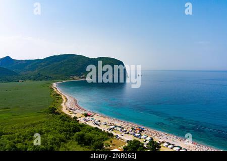 Monténégro. Côte de la mer Adriatique. Camping auto sur la plage. Été. Saison touristique. Repos sur la mer. Drone. Vue aérienne Banque D'Images