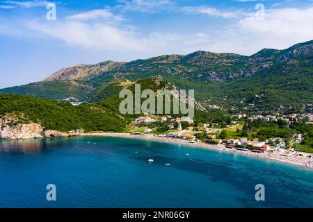 Monténégro. Côte de la mer Adriatique. Camping auto sur la plage. Été. Saison touristique. Repos sur la mer. Drone. Vue aérienne Banque D'Images