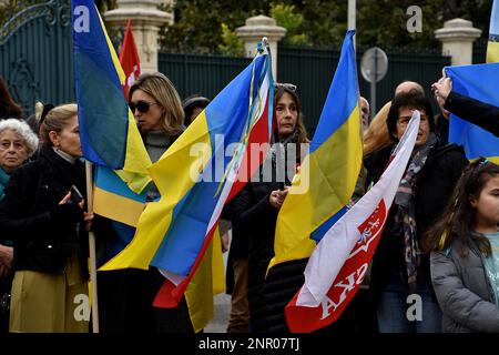 Marseille, France. 25th févr. 2023. Les manifestants tiennent des drapeaux lors de la manifestation devant le consulat de Russie à Marseille. Les Ukrainiens de France et leurs partisans protestent contre l'invasion russe de l'Ukraine après une année de guerre. Crédit : SOPA Images Limited/Alamy Live News Banque D'Images