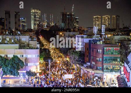 Tel Aviv, Israël. 25th févr. 2023. Vue de la rue Dizengoff bourrée de dizaines de milliers de manifestants contre la révision judiciaire de tel Aviv. Plus de 150 000 000 personnes ont protesté à tel Aviv contre le gouvernement d'extrême droite de Netanyahou et contre sa réforme juridique controversée. 21 manifestants ont été arrêtés alors qu'ils bloquaient l'autoroute Ayalon. (Photo de Matan Golan/SOPA Images/Sipa USA) crédit: SIPA USA/Alay Live News Banque D'Images