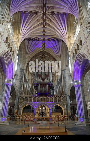 Cathédrale d'Exeter - éclairage intérieur en bleu Banque D'Images