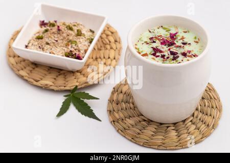 Kesariya Thandai ou Kesaria Sardai - boisson traditionnelle indienne sucrée au lait rafraîchissant, boisson de Masala largement appréciée au Festival indien vi Banque D'Images