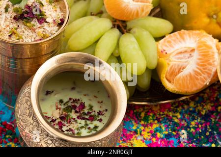 Kesariya Thandai ou Kesaria Sardai - boisson traditionnelle indienne sucrée au lait rafraîchissant, boisson de Masala largement appréciée au Festival indien vi Banque D'Images