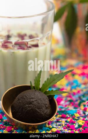 Bhaang Ki Goli ou Bhang Ka Gola sont des boules de chanvre biologique comestibles faites à partir du mélange de feuilles, bourgeons, feuilles et graines de Cannabis pour fines herbes Sativa. J'ai surtout apprécié O Banque D'Images