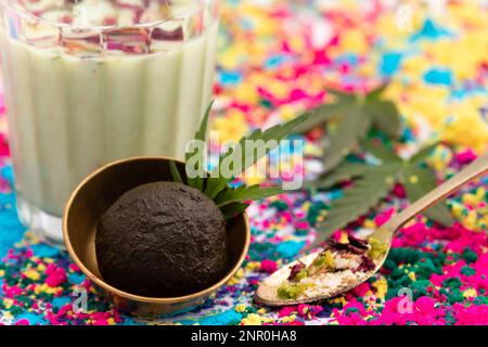 Bhaang Ki Goli ou Bhang Ka Gola sont des boules de chanvre biologique comestibles faites à partir du mélange de feuilles, bourgeons, feuilles et graines de Cannabis pour fines herbes Sativa. J'ai surtout apprécié O Banque D'Images