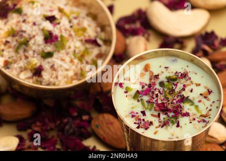 Kesariya Thandai ou Kesaria Sardai - boisson traditionnelle indienne sucrée au lait rafraîchissant, boisson de Masala largement appréciée au Festival indien vi Banque D'Images