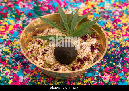 Bhaang Ki Goli ou Bhang Ka Gola sont des boules de chanvre biologique comestibles faites à partir du mélange de feuilles, bourgeons, feuilles et graines de Cannabis pour fines herbes Sativa. J'ai surtout apprécié O Banque D'Images