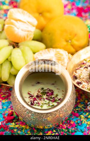 Kesariya Thandai ou Kesaria Sardai - boisson traditionnelle indienne sucrée au lait rafraîchissant, boisson de Masala largement appréciée au Festival indien vi Banque D'Images