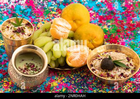 Kesariya Thandai ou Kesaria Sardai - boisson traditionnelle indienne sucrée au lait rafraîchissant, boisson de Masala largement appréciée au Festival indien vi Banque D'Images