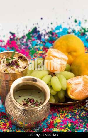 Kesariya Thandai ou Kesaria Sardai - boisson traditionnelle indienne sucrée au lait rafraîchissant, boisson de Masala largement appréciée au Festival indien vi Banque D'Images