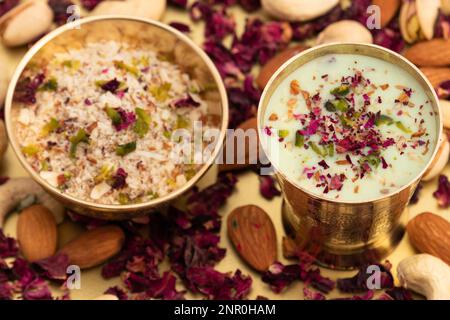 Kesariya Thandai ou Kesaria Sardai - boisson traditionnelle indienne sucrée au lait rafraîchissant, boisson de Masala largement appréciée au Festival indien vi Banque D'Images