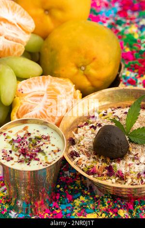 Kesariya Thandai ou Kesaria Sardai - boisson traditionnelle indienne sucrée au lait rafraîchissant, boisson de Masala largement appréciée au Festival indien vi Banque D'Images