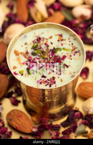 Kesariya Thandai ou Kesaria Sardai - boisson traditionnelle indienne sucrée au lait rafraîchissant, boisson de Masala largement appréciée au Festival indien vi Banque D'Images