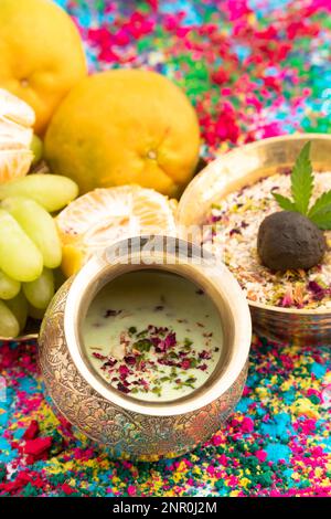 Kesariya Thandai ou Kesaria Sardai - boisson traditionnelle indienne sucrée au lait rafraîchissant, boisson de Masala largement appréciée au Festival indien vi Banque D'Images