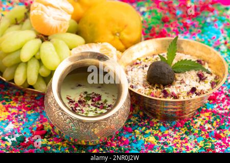 Kesariya Thandai ou Kesaria Sardai - boisson traditionnelle indienne sucrée au lait rafraîchissant, boisson de Masala largement appréciée au Festival indien vi Banque D'Images