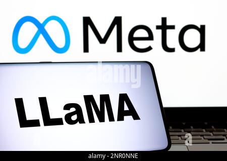 Lettres Llama vues sur smartphone et logo de Meta flou sur fond. Llama est un modèle de langue de grande taille Meta ai de Meta plates-formes. Stafford, Royaume-Uni, Banque D'Images