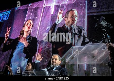 Tel Aviv, Israël. 25th févr. 2023. L'ancien Premier ministre israélien Ehud Barak prend la parole au cours de la manifestation. Des masses d'Israéliens ont participé à des manifestations samedi soir pour la huitième semaine consécutive contre les efforts du gouvernement pour retransformer radicalement le système judiciaire du pays, avec des estimations indiquant 130 000-160 000 à tel-Aviv et des dizaines de milliers d'autres dans tout le pays. Crédit : SOPA Images Limited/Alamy Live News Banque D'Images