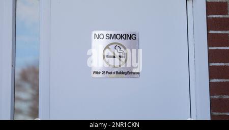 Panneau de non-fumeurs sur le mur montrant pour cesser de fumer et mieux pour l'environnement Banque D'Images