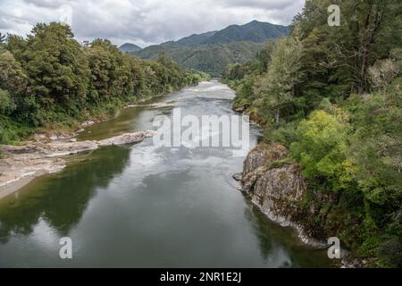 La rivière Buller traverse une gorge dans les Alpes du Sud de la Nouvelle-Zélande ou à Aotearoa. Banque D'Images