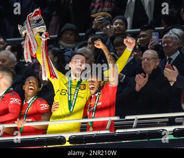 Londres, Royaume-Uni. 26th févr. 2023. 26 Fév 2023 - Manchester United / Newcastle United - Carabao Cup - final - Wembley Stadium David de Gea et Fred de Manchester United célèbrent la victoire de la finale de la Carabao Cup à Wembley. Avram Glazer est représenté derrière. Crédit photo : Mark pain/Alamy Live News Banque D'Images