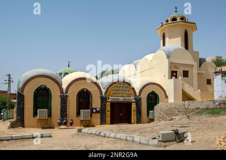 Une mosquée nubienne dans le village de Gharb Soheil sur la rive ouest du Nil dans la région d'Assouan en Égypte. Banque D'Images