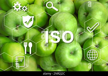 ISO 22000 - gestion de la sécurité alimentaire. Des pommes vertes fraîches comme arrière-plan Banque D'Images