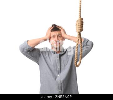 Homme déprimé avec corde noose sur fond blanc Banque D'Images
