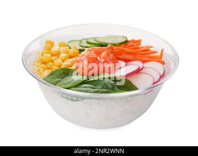 Salade délicieuse avec du saumon, des légumes et du riz dans un bol isolé sur du blanc Banque D'Images