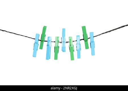 De nombreuses épingles à linge en bois colorées sur corde sur fond blanc Banque D'Images