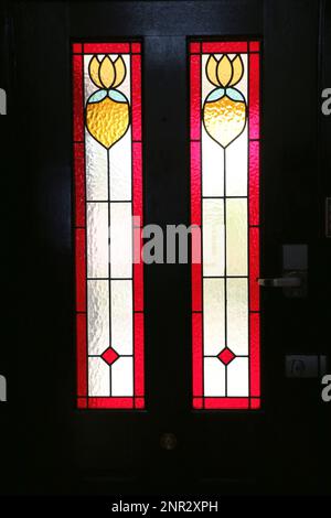 De magnifiques panneaux de verre au plomb dans la porte d'entrée d'une maison de style fédération, Australie. Banque D'Images