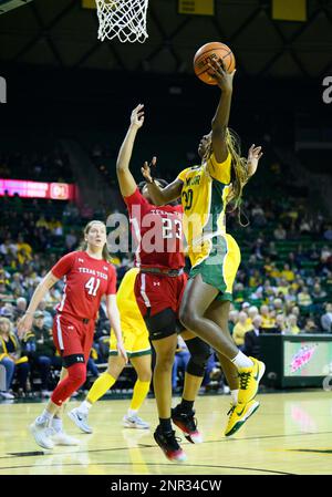 Ferrell Centre Waco, Texas, États-Unis. 25th févr. 2023. La garde des ours de Baylor Lady Catarina Ferreira (30) tire la balle contre le gardien des Red Raiders de Texas Tech Bre'Amber Scott (23) pendant la moitié 1st du basketball NCAA entre les Red Raiders de Texas Tech et les Baylor Lady Bears au Ferrell Centre Waco, Texas. Matthew Lynch/CSM/Alamy Live News Banque D'Images