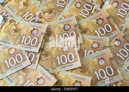 Billets de cent dollars canadiens avec portrait de la scène du laboratoire d'innovation médicale. Banque D'Images