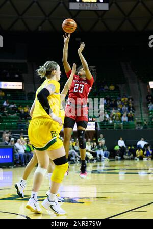 Ferrell Centre Waco, Texas, États-Unis. 25th févr. 2023. Texas Tech Red Raiders garde Bre'Amber Scott (23) tire la balle pendant la moitié 2nd du basketball NCAA entre Texas Tech Red Raiders et les Baylor Lady Bears au Ferrell Centre Waco, Texas. Matthew Lynch/CSM/Alamy Live News Banque D'Images