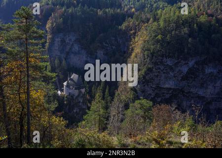 Vue sur l'ancien ermitage et lieu de pèlerinage, San Romedio, Romeno, Trentin, Italie Banque D'Images