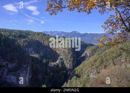 Vue sur l'ancien ermitage et lieu de pèlerinage, San Romedio, Romeno, Trentin, Italie Banque D'Images